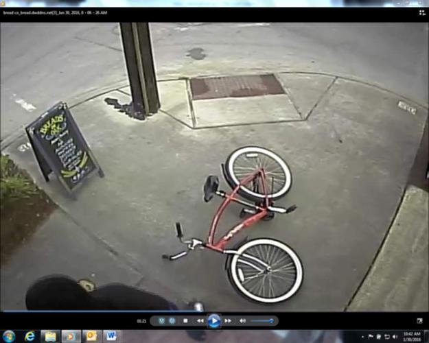 Breads on Oak in Uptown, customers robbed Saturday morning, police say