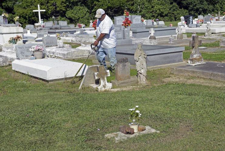 University president meets with descendants of slaves sold