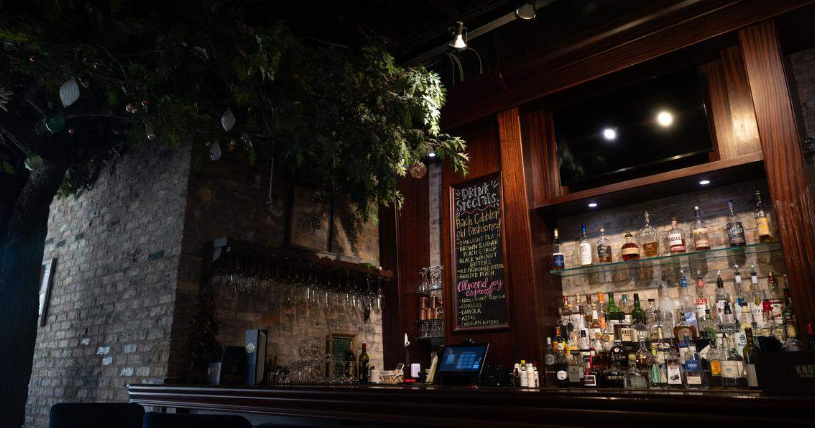 A new Ocean Springs restaurant serves New Orleans classics, from po-boys to gumbo. See inside.