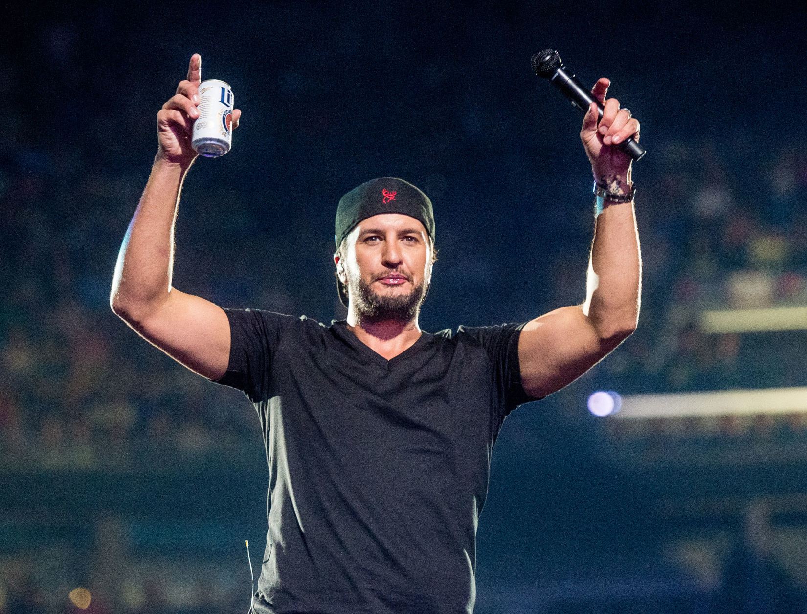 luke bryan with hat on