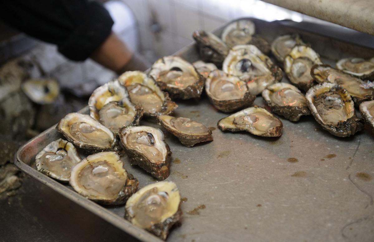 Grim Oyster Season Brings New Tactics For New Orleans Oyster Bars Foreboding For Future Where Nola Eats Nola Com