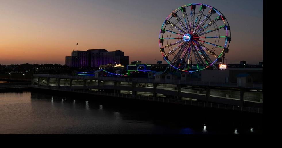 Margaritaville’s Ferris wheel lights up Biloxi’s night sky. When will