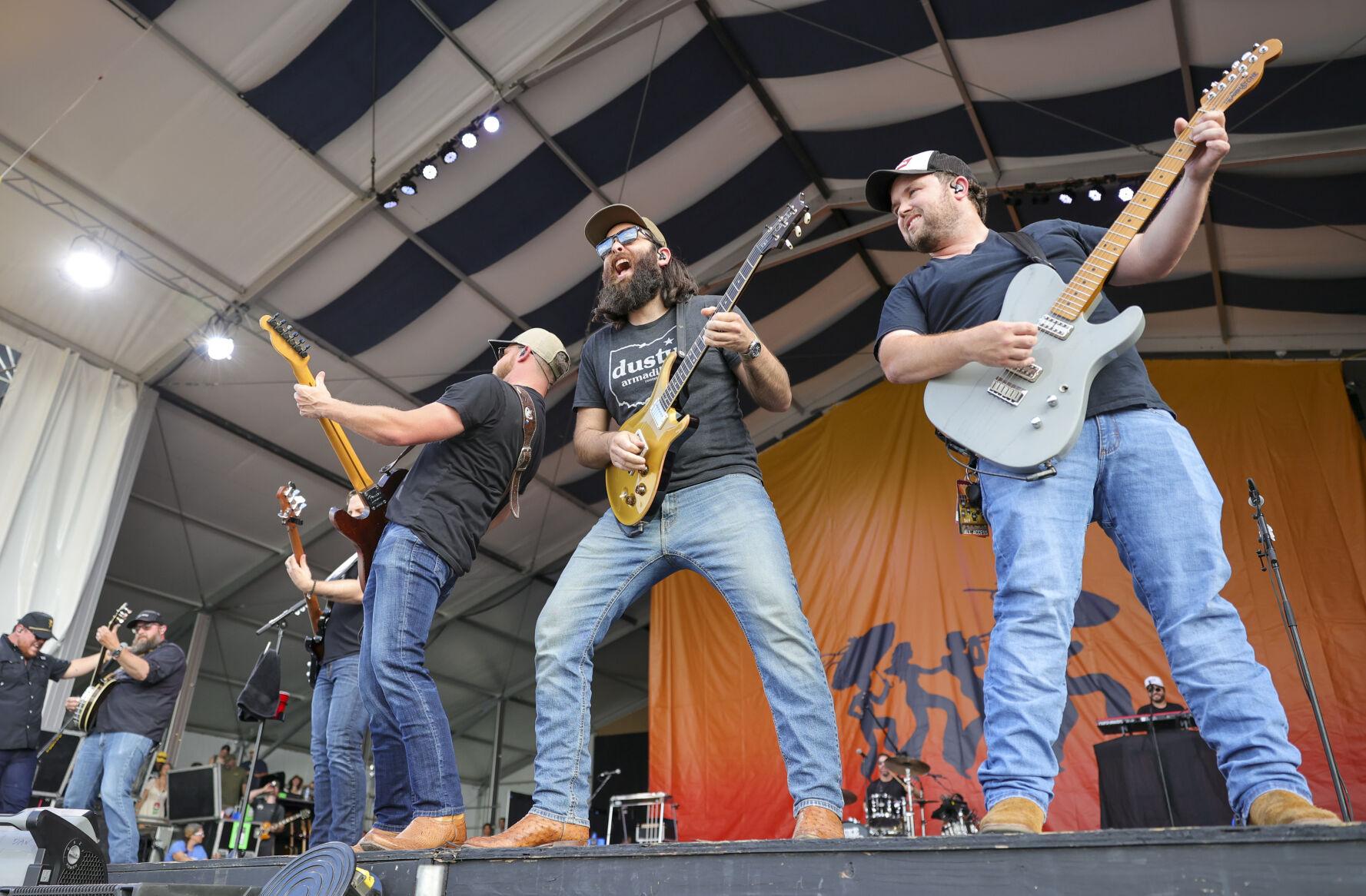 Photos Luke Combs performs during the 2022 New Orleans Jazz & Heritage