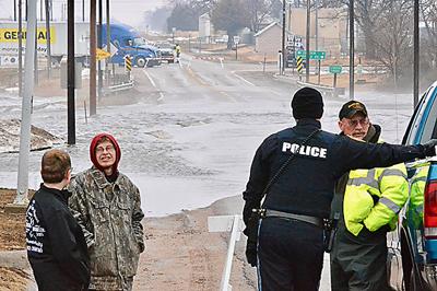 Spencer Dam Breaks Many Towns Evacuated News Norfolkdailynews Creighton Flooding