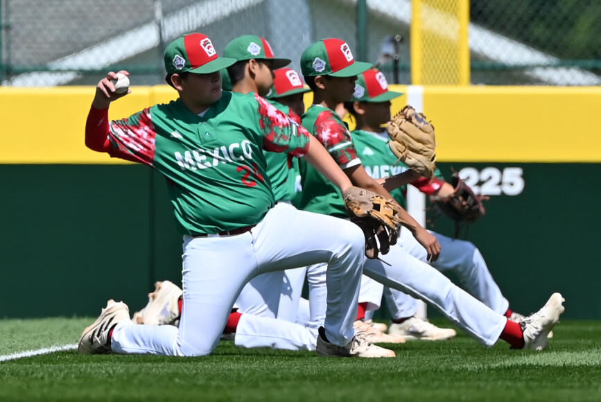 Luis Urías CRUSHES A THREE-RUN homer to give Team Mexico an early lead over  Team Japan! 