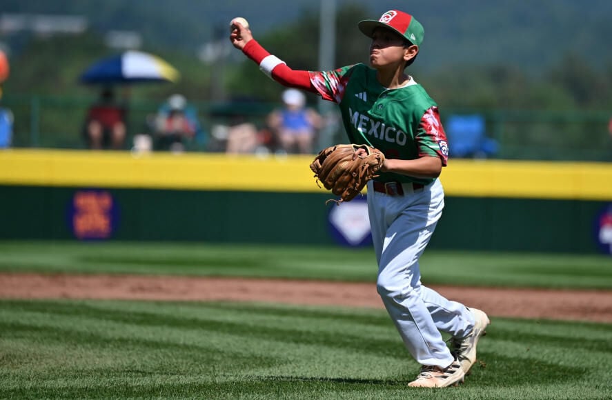 Luis Urías CRUSHES A THREE-RUN homer to give Team Mexico an early lead over  Team Japan! 