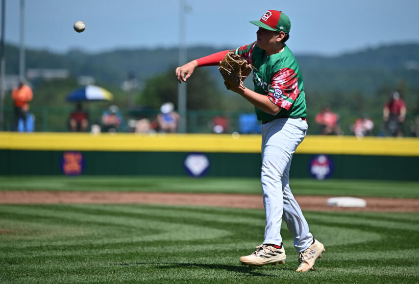 Luis Urías CRUSHES A THREE-RUN homer to give Team Mexico an early lead over  Team Japan! 