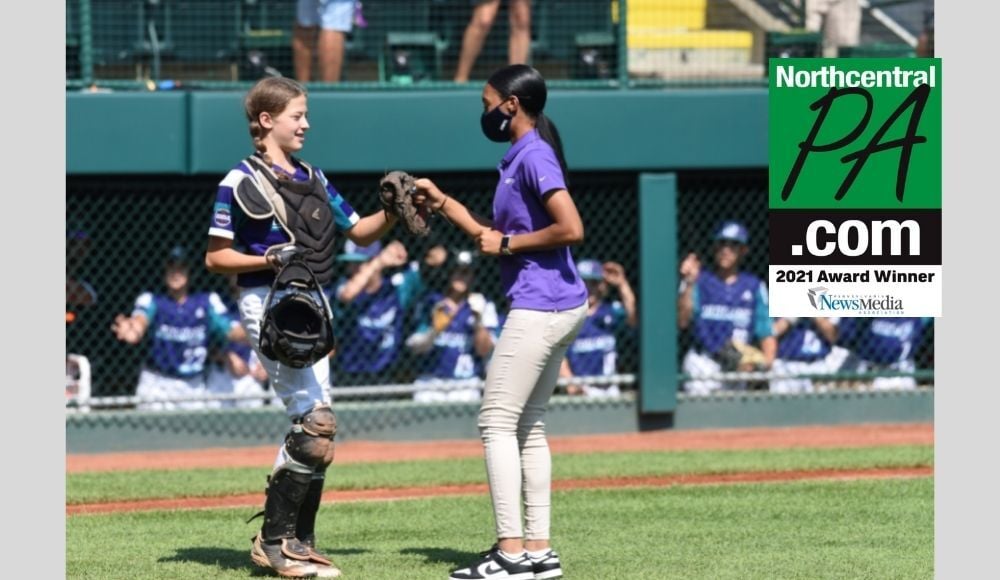Ella Bruning catches pitch from Mo'ne Davis at Little League World Series