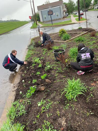 LHU students plant at city gardens - photo