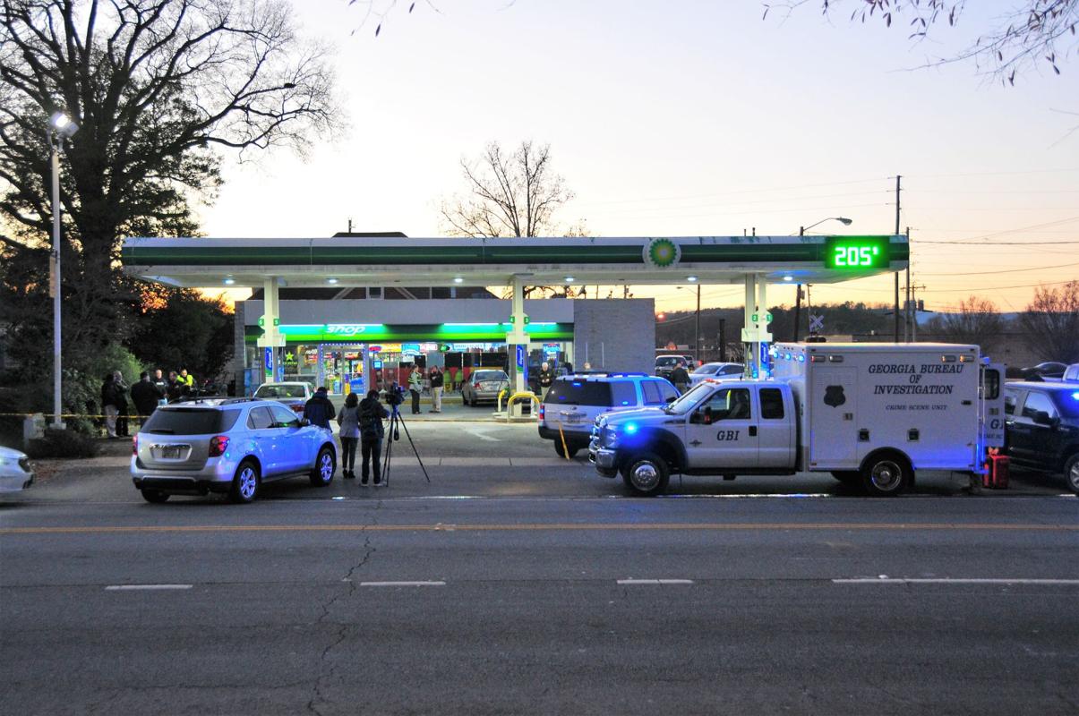 Officer hit in arm with bullet, suspect killed in shooting at BP gas ...