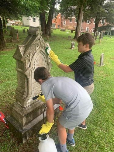 Gordon Lee 8th graders cleaning at Chickamauga Cemetery