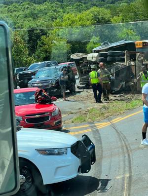 Lalu lintas dialihkan di Hwy 411 setelah trailer traktor yang membawa kayu gelondongan terguling