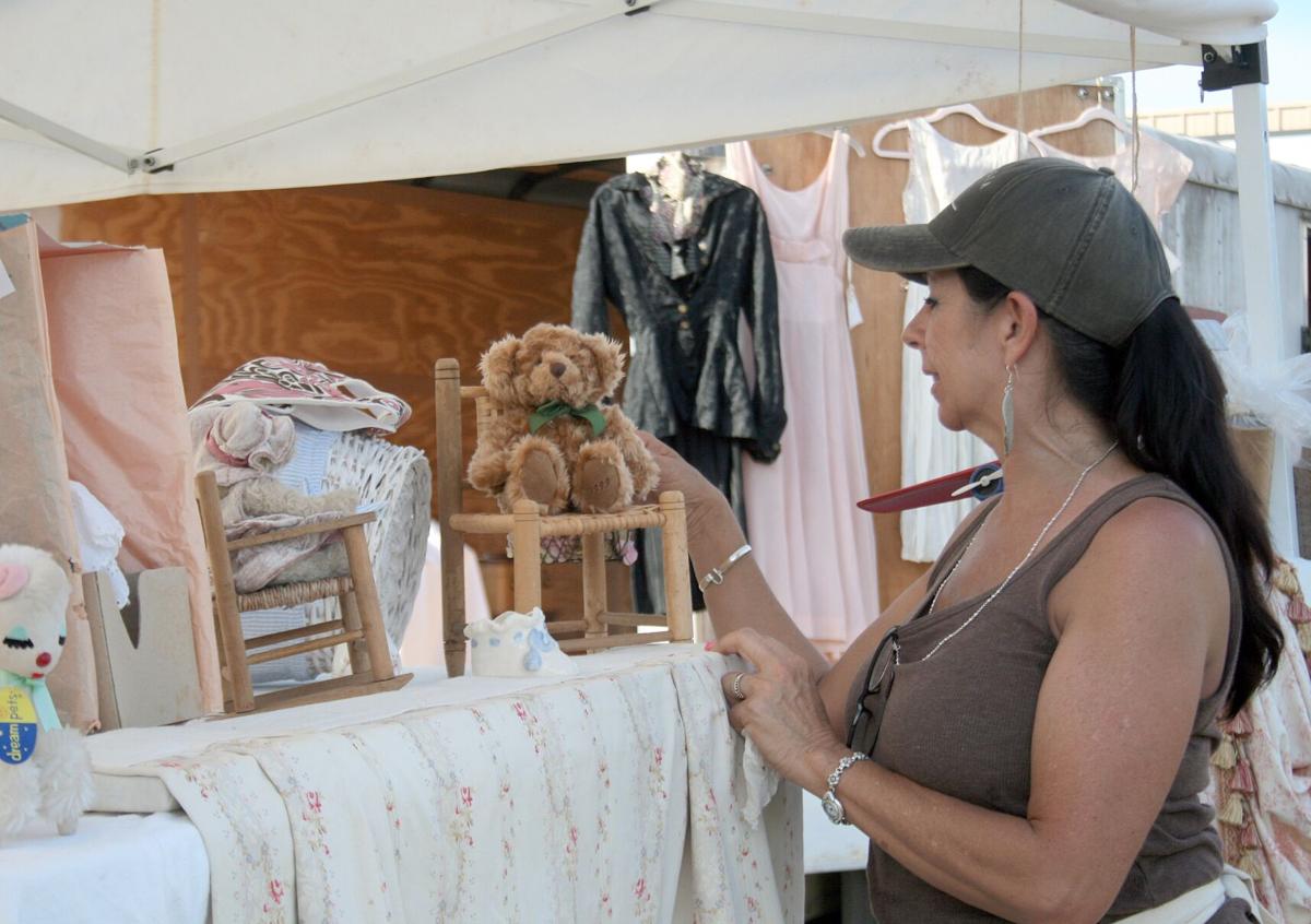 Dixie Highway Yard Sale lines Highway 41