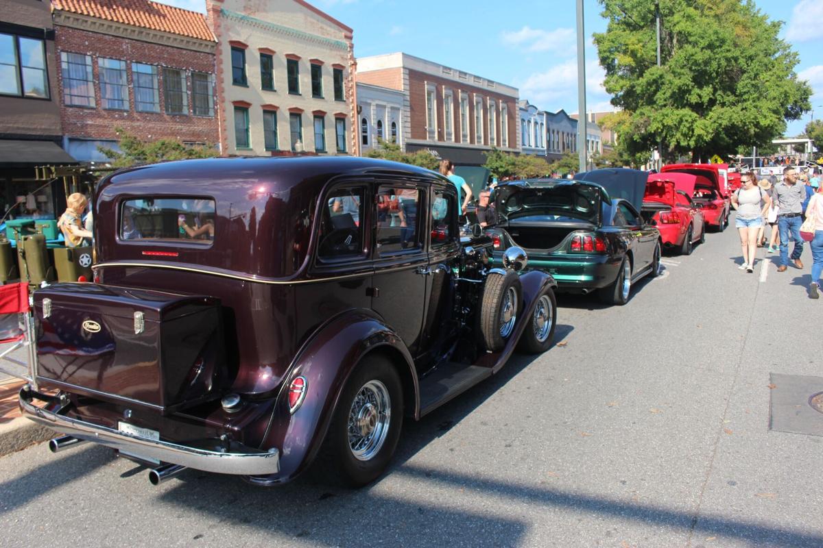 Fiddlin' and dancin' on Broad Street