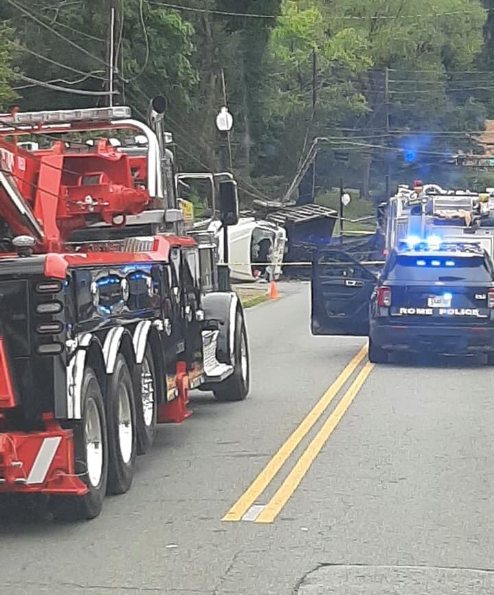 Wreck on South Broad causes blocks road, causes damage