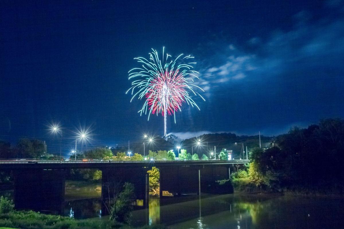 Stupendous display of fireworks for Independence Day in downtown Rome