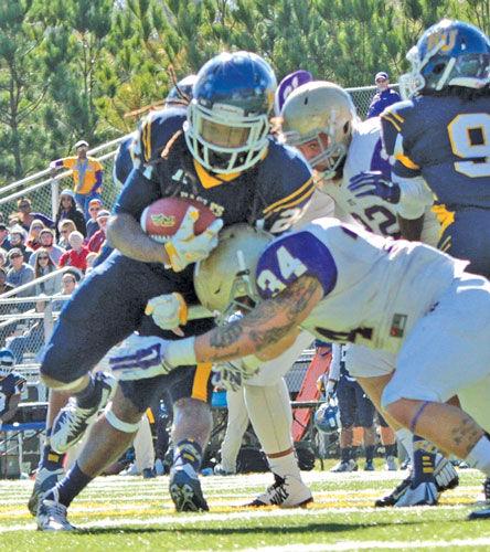 College Football Curtis Scores Four Tds Reinhardt Moves Into