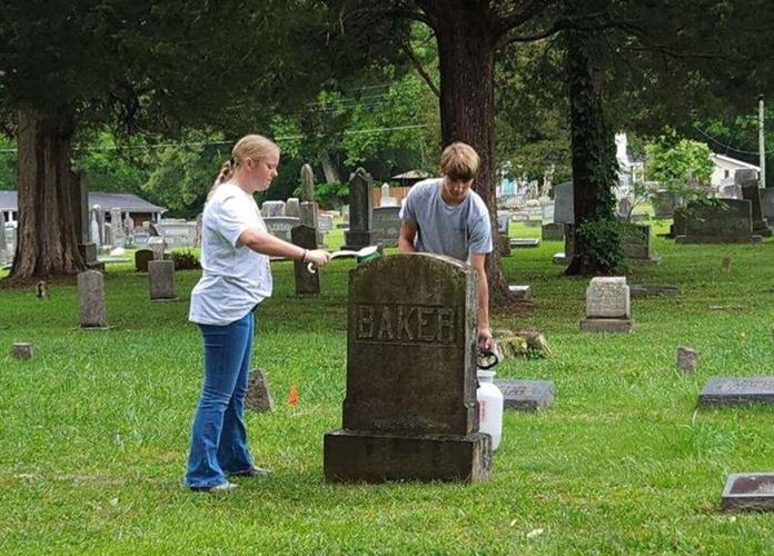 Gordon Lee 8tyh graders clean at cemetery