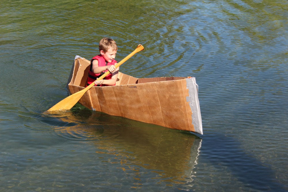 План рассказа самая легкая лодка в мире. Лодка из картона. Лодка из картона ребенку. Лодка из картона большая. Лодка из коробки.