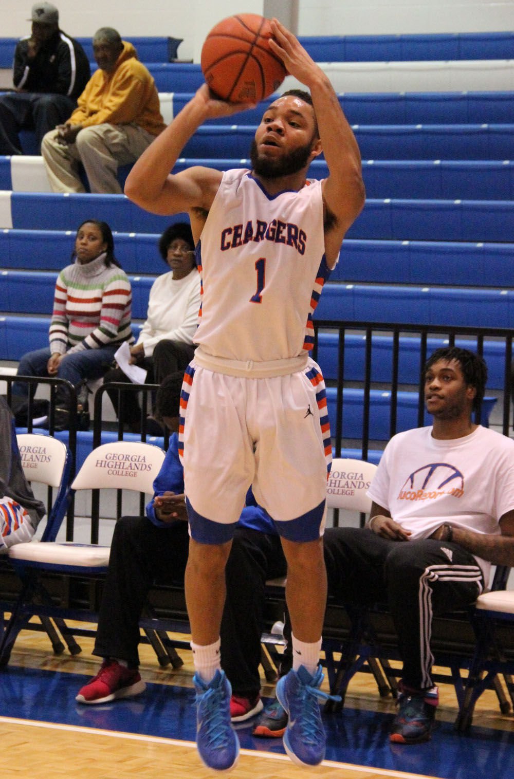 Givens scores 18 to lift Chargers past Titans Colleges