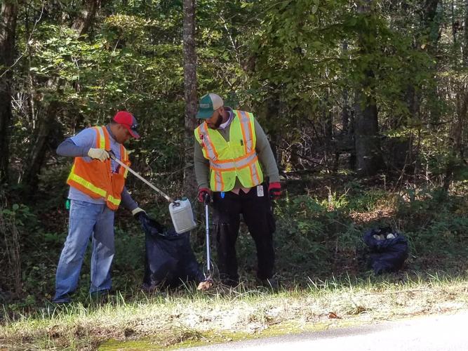 Volunteers clean at Simms Mountain as part of Rivers Alive project