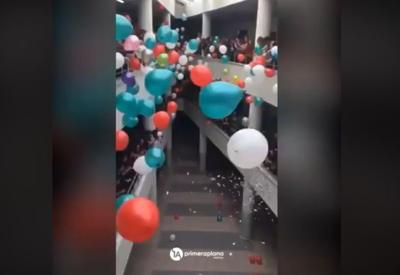 Video - estudiantes reciben a su profesor luego de 8 meses de quimioterapia - Captura de pantalla - mayo 20 2019