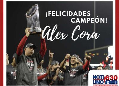 Alex Cora levanta el trofeo del Campeonato Mundial 2018