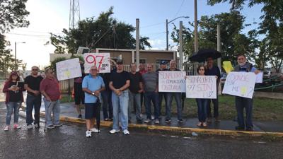 Se tiran a la calle en protesta contra AEE: Llevan 97 días sin luz