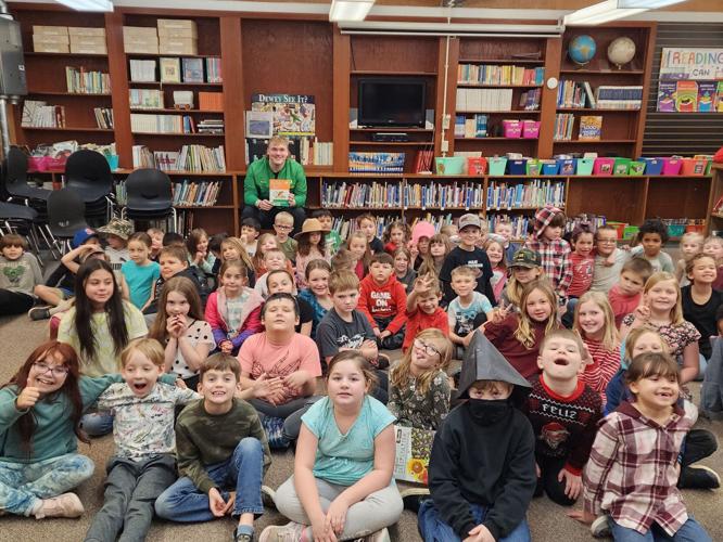 UO football lineman makes visit to Drain to read to elementary students