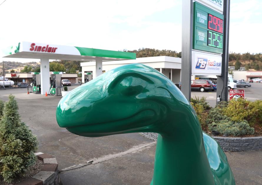 Sinclair Dinosaur gas station steps into former Shell location
