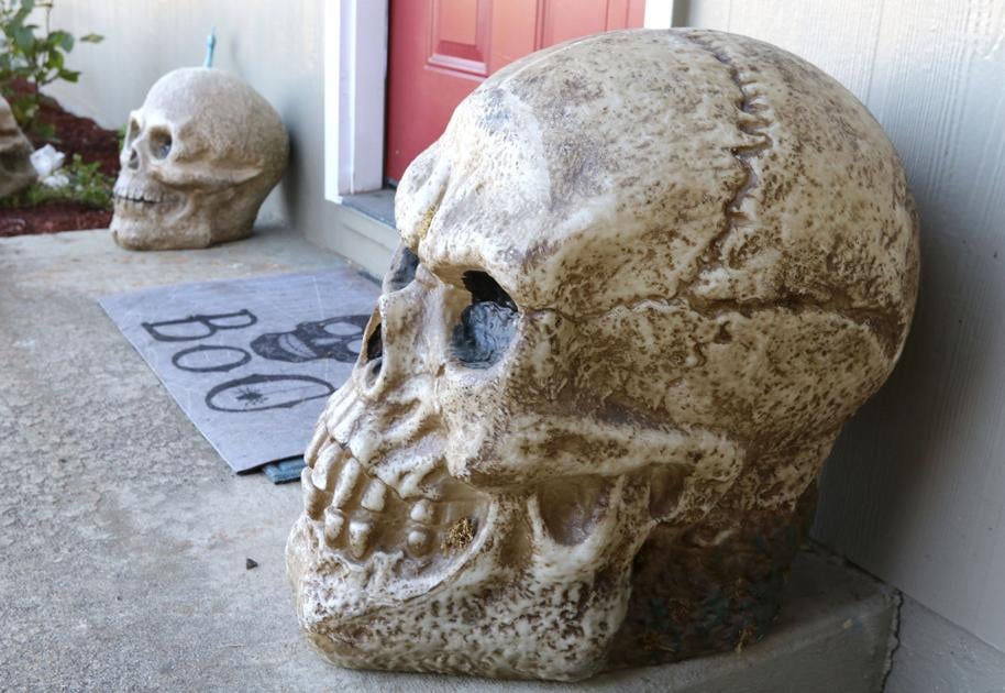 Skull returned to the scene of the crime: a Halloween display in Green