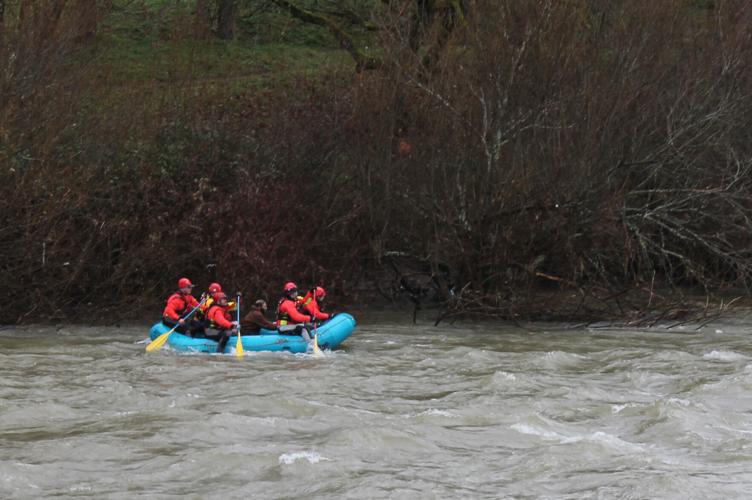 Boat capsized on South Umpqua River, people rescued | Local News ...