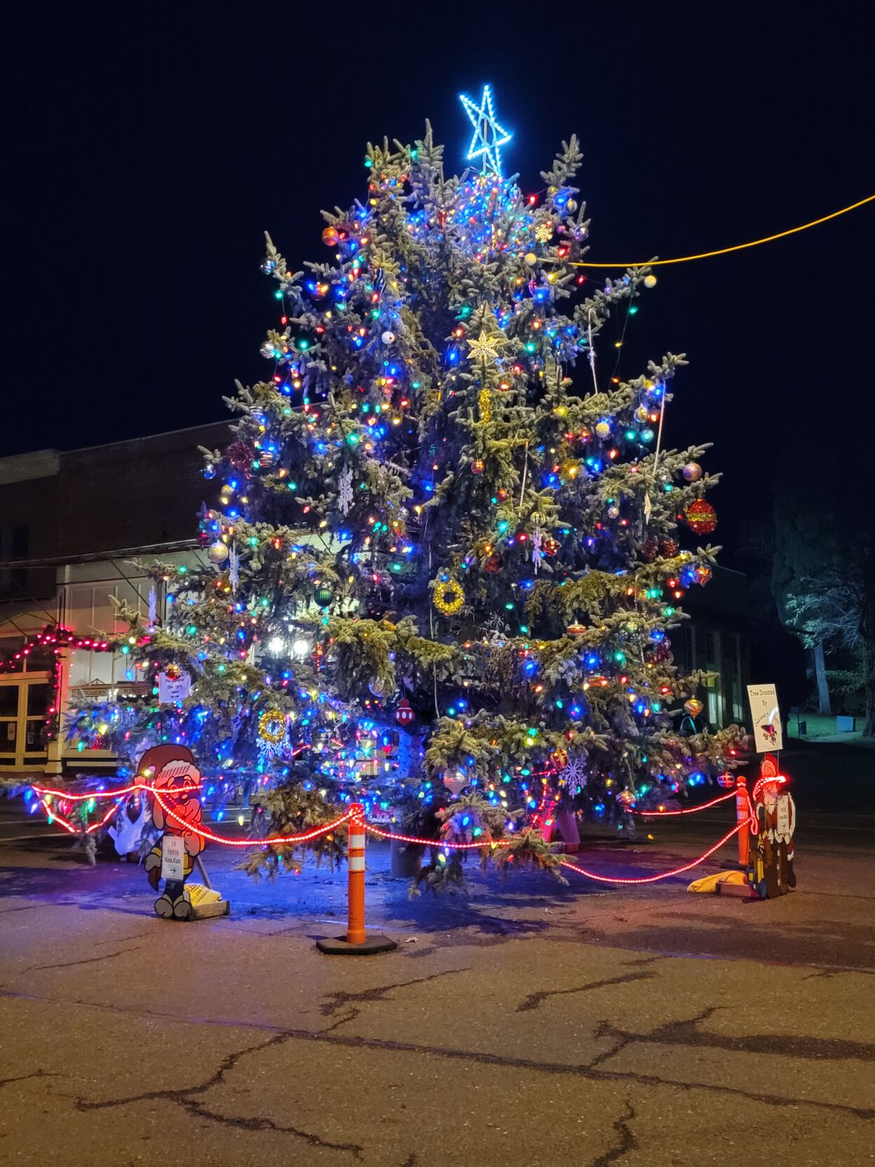 Vandals destruct holiday festivities, Oakland Christmas tree News