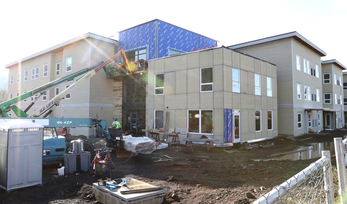 Roseburg low apartment complex set to take applications