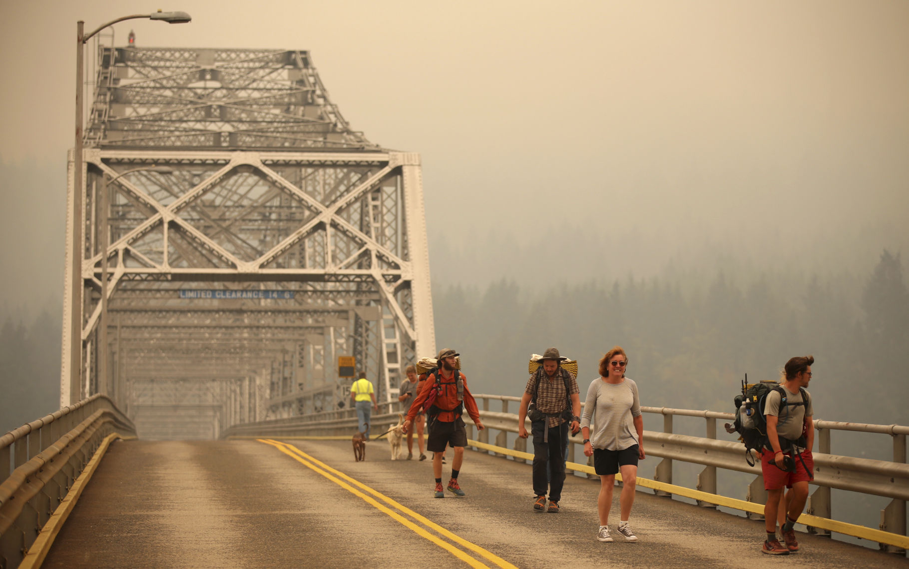 OR wildfire rages behind golfers in dramatic photo