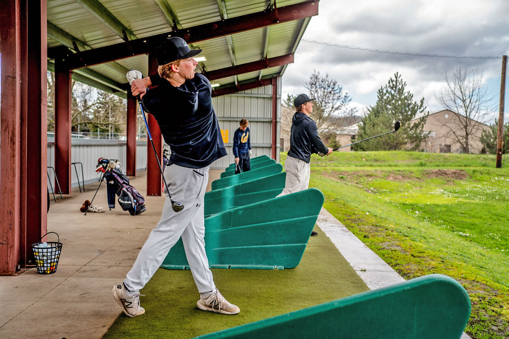 UCC golf students get their swings in, despite weather | News | nrtoday.com