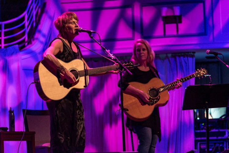 Slideshow Mary Chapin Carpenter with Shawn Colvin at The Palladium