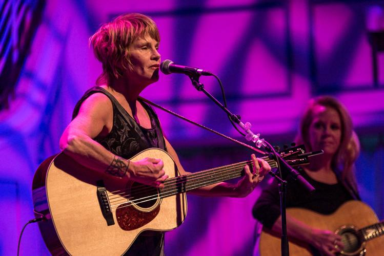 Slideshow Mary Chapin Carpenter with Shawn Colvin at The Palladium