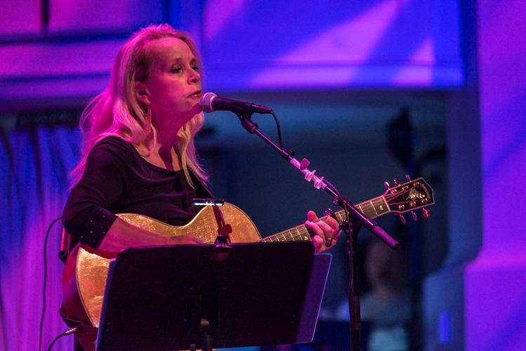 Slideshow Mary Chapin Carpenter with Shawn Colvin at The Palladium