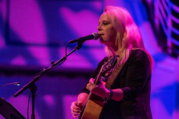 Slideshow Mary Chapin Carpenter with Shawn Colvin at The Palladium