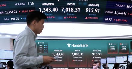 World stocks mostly fall back despite latest earnings-driven rally on Wall Street