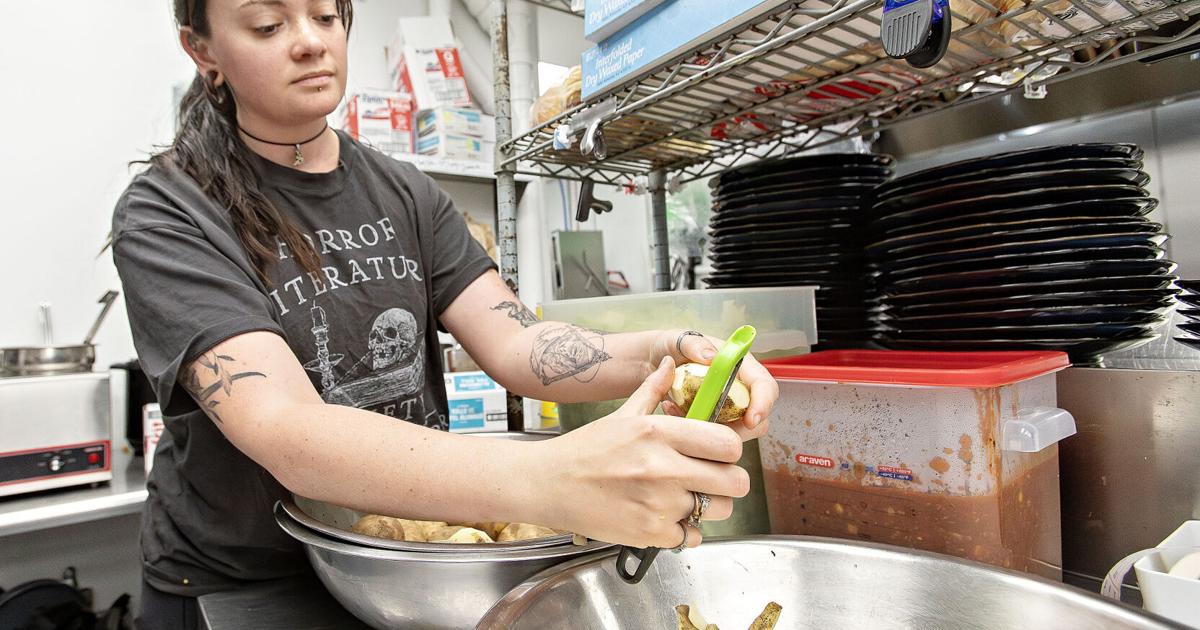 Community Restaurant Offering Thanksgiving Dinner for Families in Need Community Restaurant Offering Thanksgiving Dinner for Families in Need