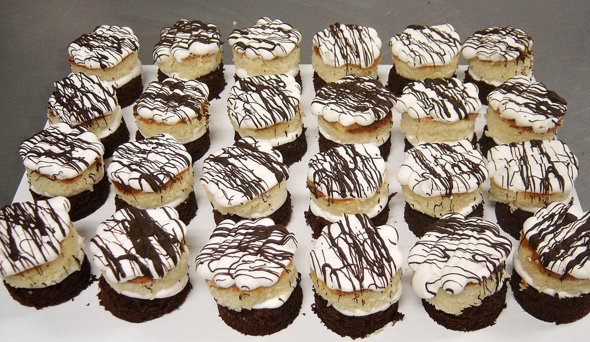 Local Bakers Bite Size Desserts Hit The Spot At 2020 Weddings Nvdaily Nvdaily Com