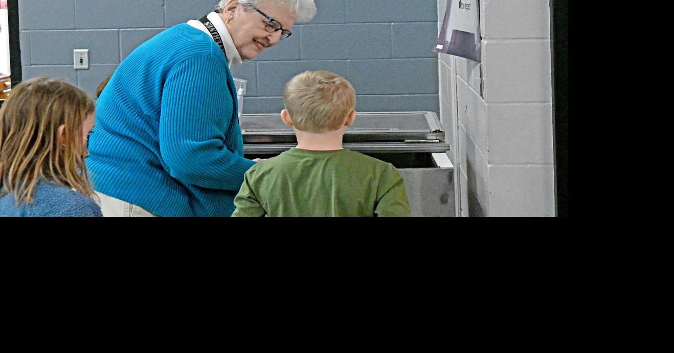 Primghar woman volunteers at elementary News