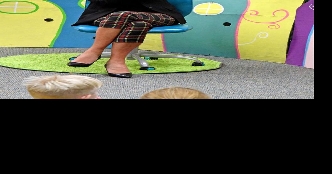 Gov. Reynolds reads at SibleyOcheyedan News