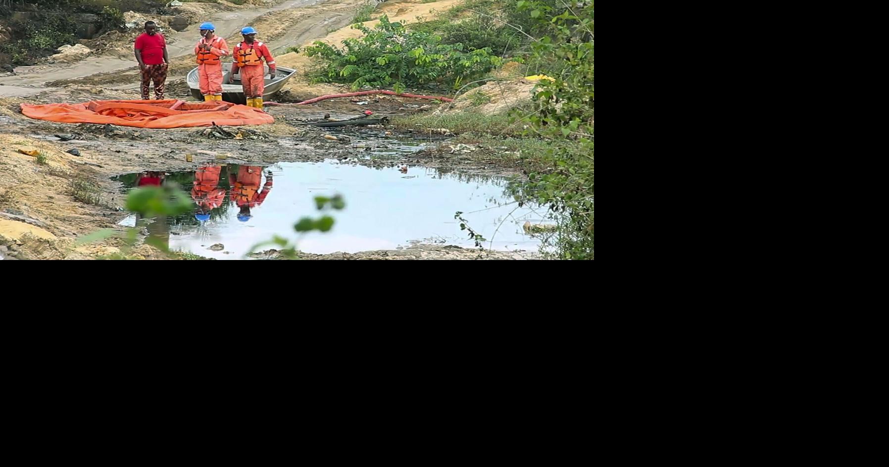 Een olielek uit de Shell-pijpleiding vervuilt boerderijen en een rivier in een langdurig vervuild deel van Nigeria