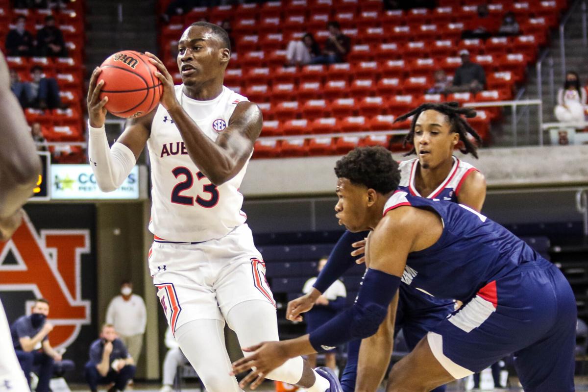 Good From Deep Flurry Of 3 S Powers Auburn To Victory In Home Opener Auburn University Sports News Oanow Com