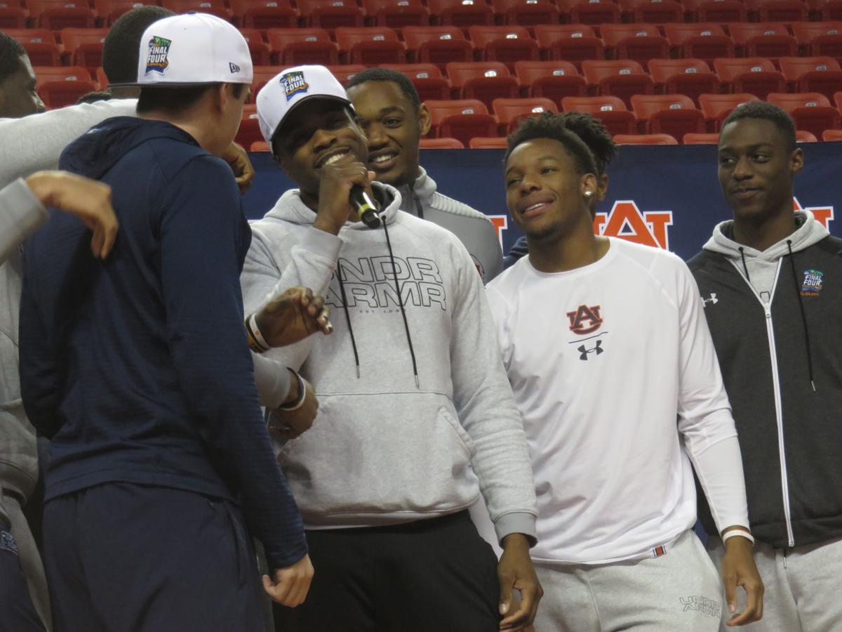 Auburn Fans Welcome Basketball Team Back After Final Four Loss