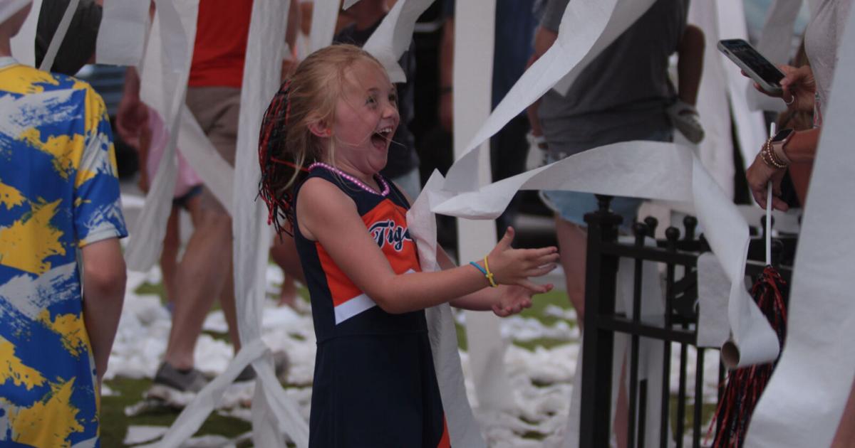 Through the lens: Fans roll Toomer's Corner to celebrate national ...