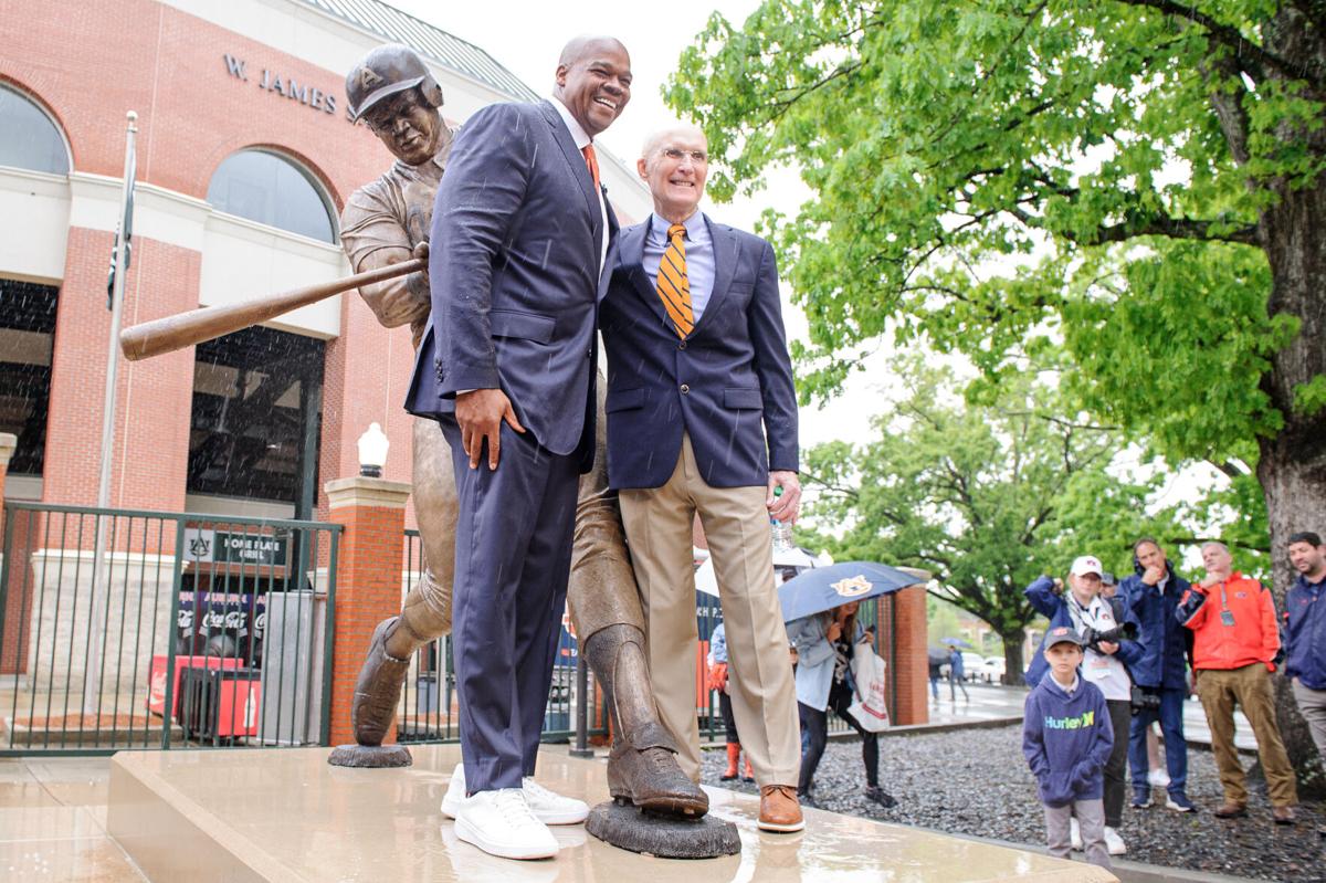 Auburn unveils Frank Thomas statue: 'Brought a tear to my eye